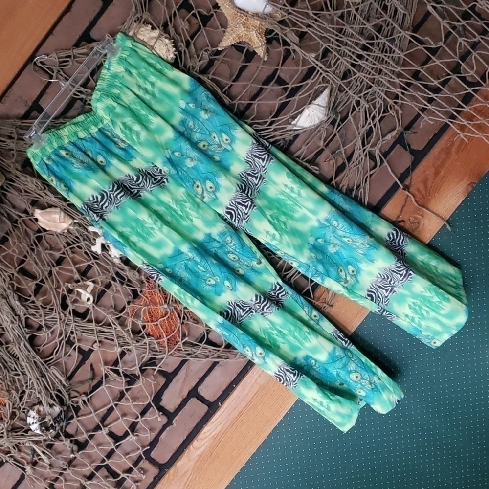 𝅺seeing curve wide leg tropical pants. 1XL